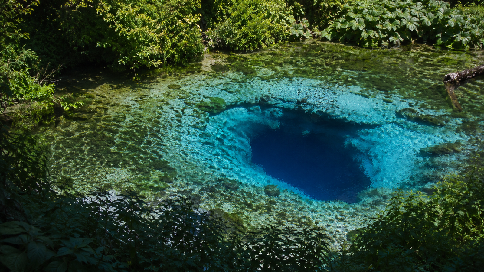 Close view of the deep blue centre and turquoise water of the Blue Eye spring